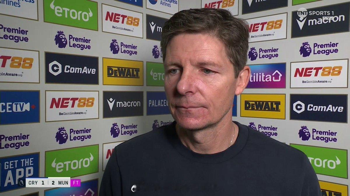 【格拉斯纳质疑俱乐部策略】水晶宫1比2曼联，比赛结束之后，水晶宫主帅格拉斯纳在接