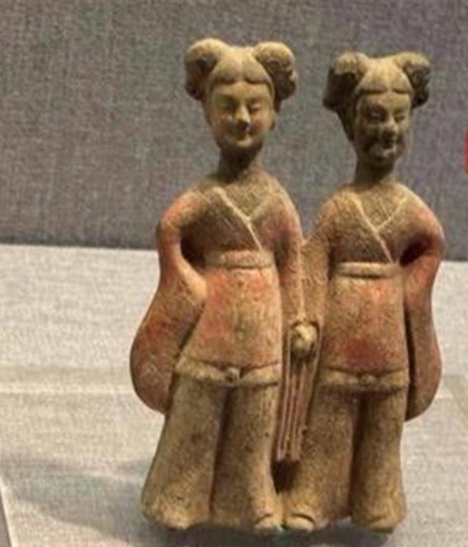 万万没有想到，女子和闺蜜一起去博物馆参观文物，结果二人参观过程中，就注意到一个古