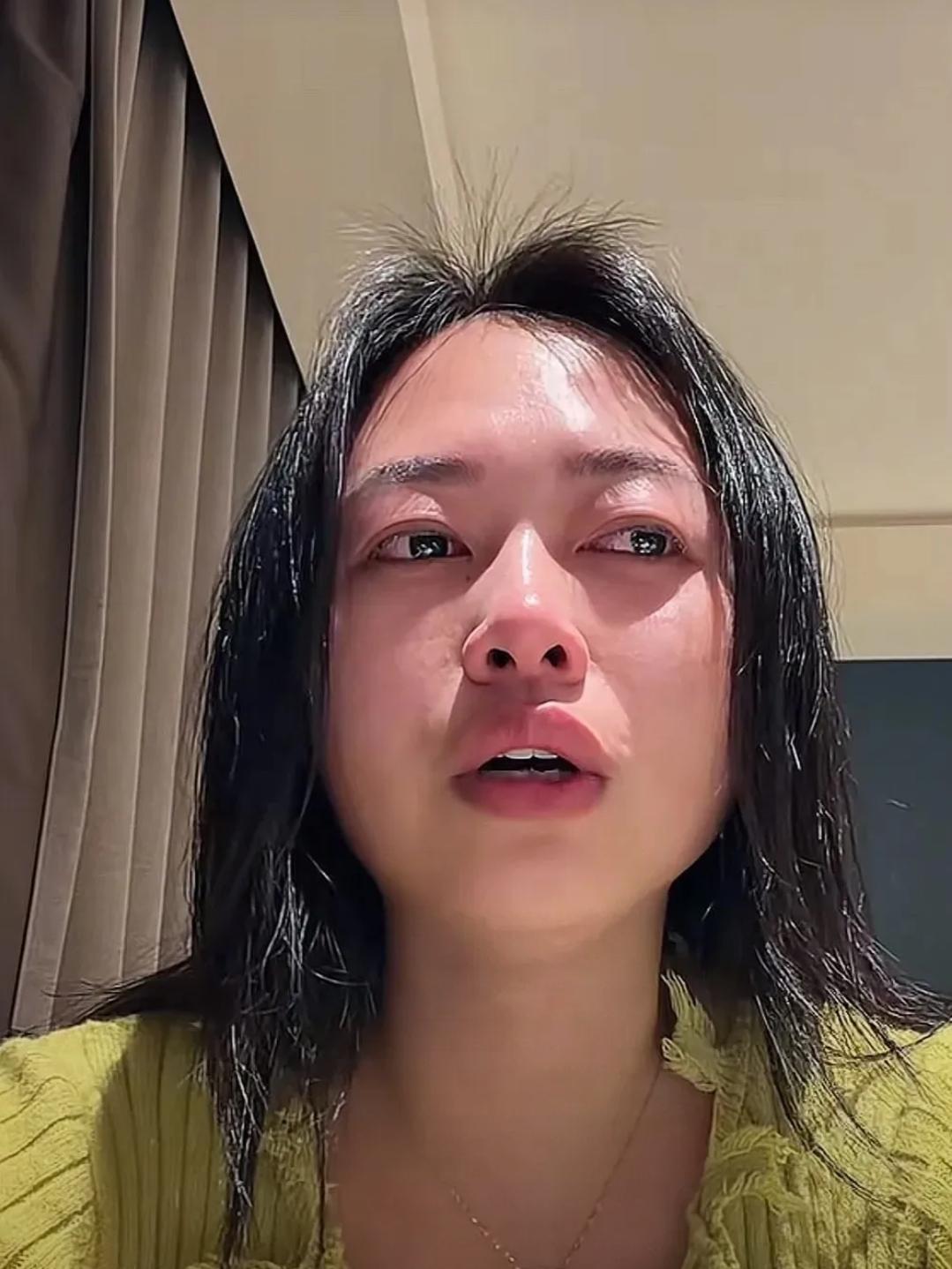 这种败家媳妇，换了我是她老公，我先抽她几个大嘴巴！一家四口人，自己又不上班，买