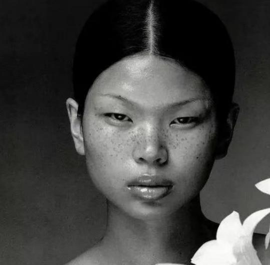 1999年，18岁的吕燕去面试模特，她满脸雀斑，一个男人对她说：“你真漂亮，真