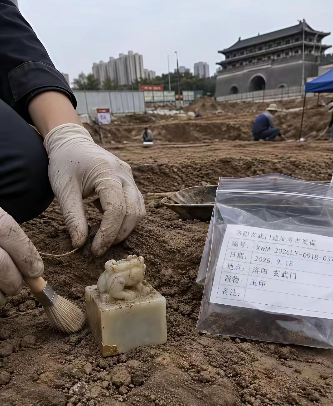 传国玉玺和九鼎一样，都是中华民族的无上瑰宝，要是真能找到就好了！这件国宝从秦始皇