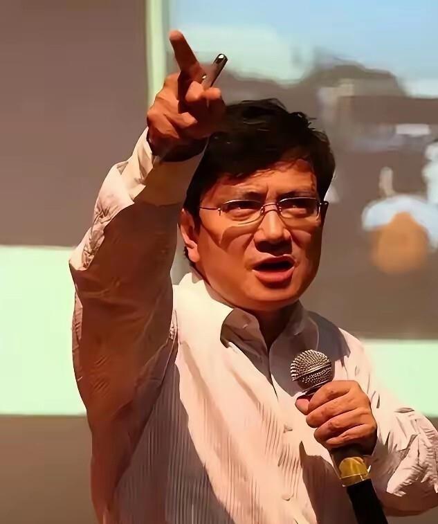 郑强这次被骂上热搜，不是因为他反对AI，是他戳破了所有人装看不见的那层窗户纸。