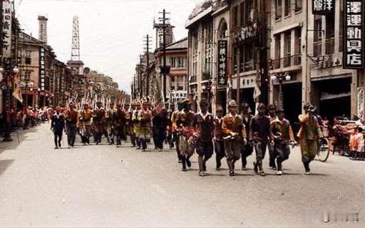 1942年日据时期台北街头日本兵不可一世的老照片，看了让人五味杂陈，一言难尽。
