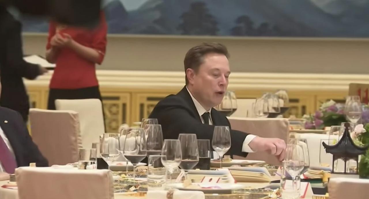 美国财长贝森特在招待晚宴开始前，悄悄独自绕桌子巡视宴会菜品。其他人都在忙着热聊，