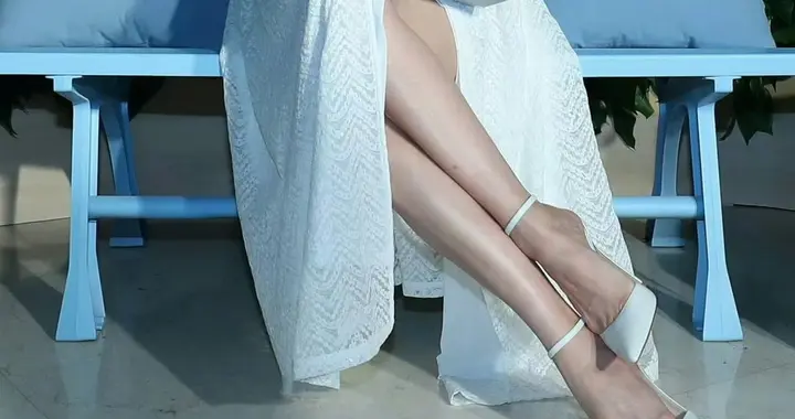 佟丽娅脚丫惊艳！目测42码显腿长优势