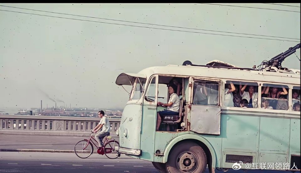 1977年的武汉街头，老照片里藏着个让人意外的细节——公交车的驾驶室，竟然没有门