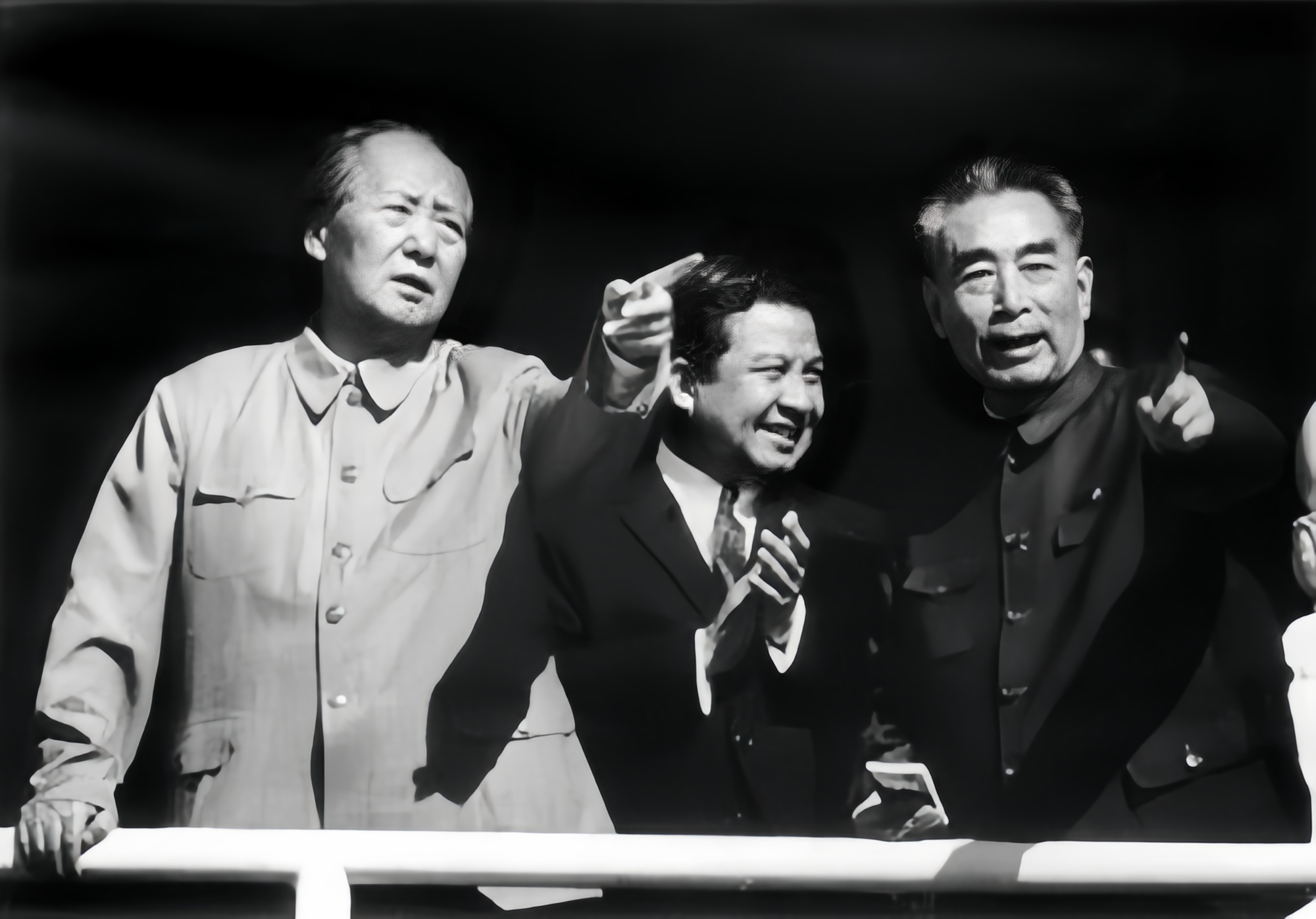 两位伟人，举手投足，惊人一致。