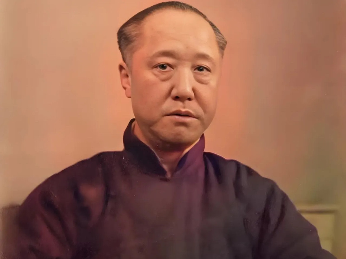 这是溥仪生父醇亲王载沣晚年的一张留影，身穿长袍，两鬓斑白，像私塾老先生多于“摄政王”，1908年3岁