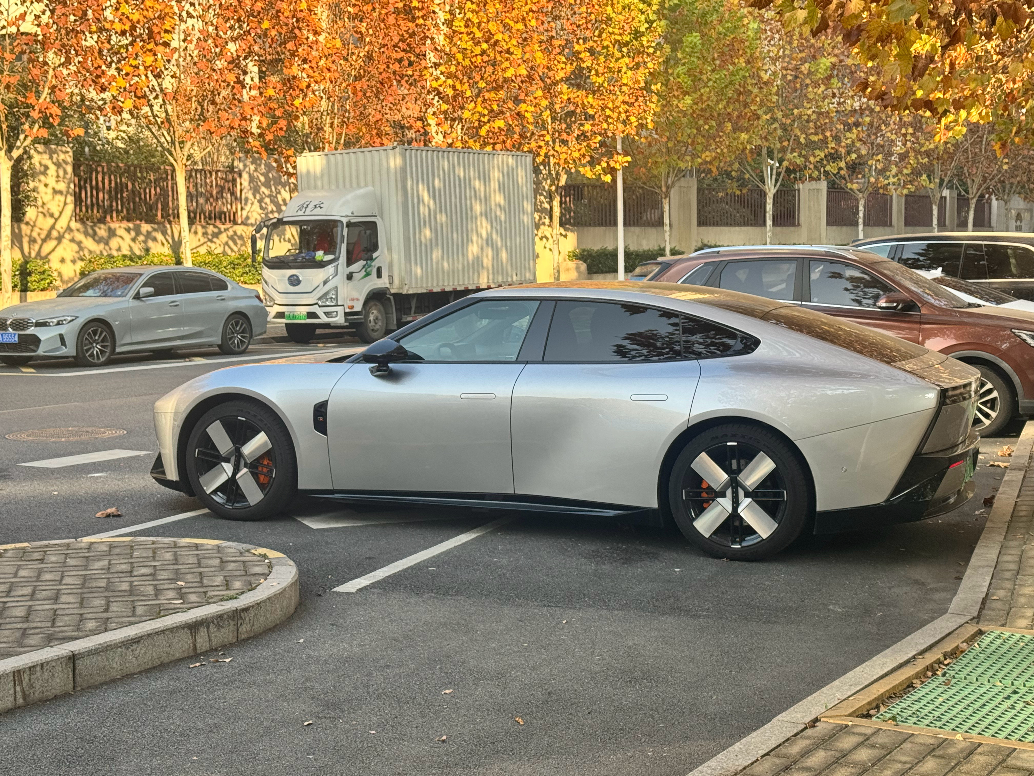 新款小鹏P7的颜值太顶了！银色车漆加上这个类似于风扇的亮面轮毂，帅的炸裂！关键是
