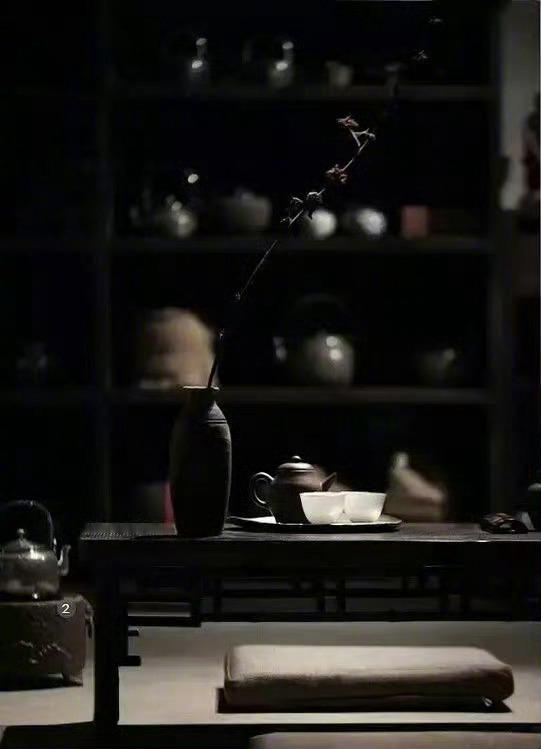 一个能在自己的精神世界里自给自足的人，自然就不会去在意别人是一个什么样的人了，即