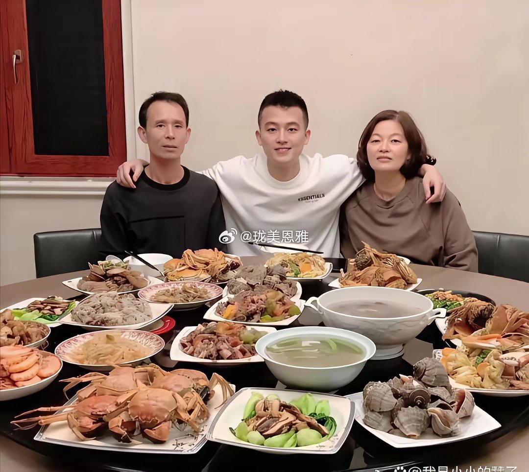 都以为欧豪后台硬资源稳原来是妈妈陈梅珠扛下他头顶那片天​​​
