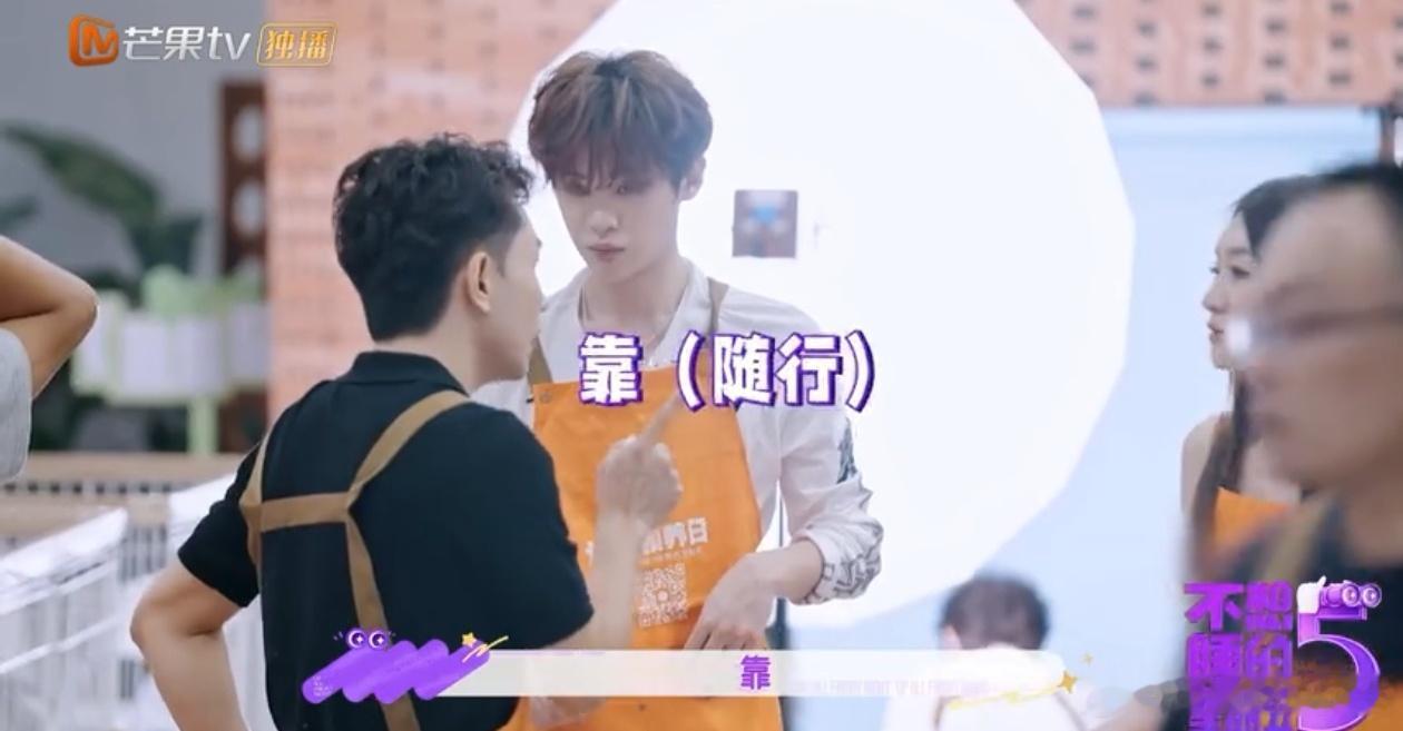 李小冉学习训狗不想睡的星期五学会科学训犬，才能更好的守护，这份认真的态度太动人
