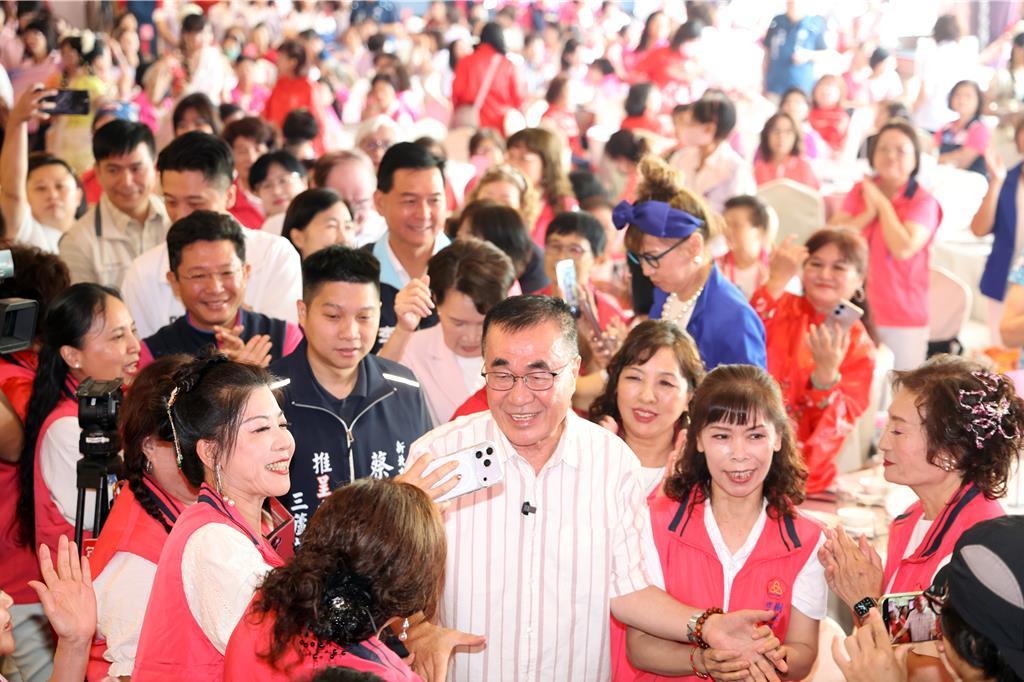 8月25日国民党前发言人杨智伃在脸书分享，92岁奶奶赴三重妇女会活动现场力挺李四