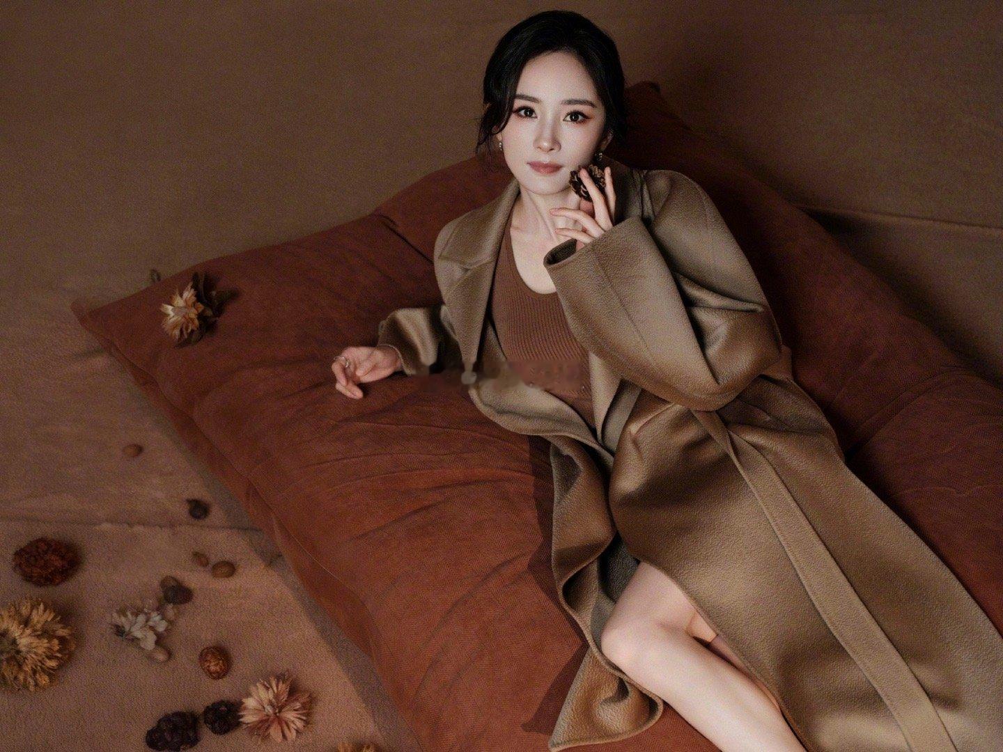 杨幂代言｜摩卡慕斯色羊绒大衣冬天，是大衣的主场，三只小山羊的羊绒大衣带来了温柔高