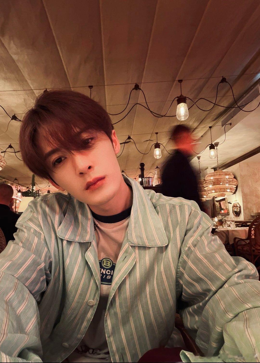 檀健次今日营业照，这个大臂膀🥵🥵