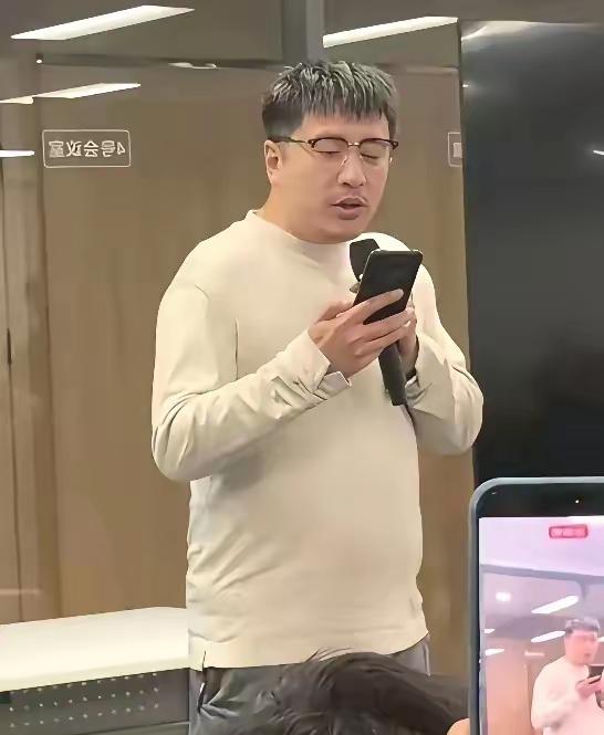公司员工拍到张雪峰生前在会议室开会时的照片，他今年也不过才41岁，头发花白，天天