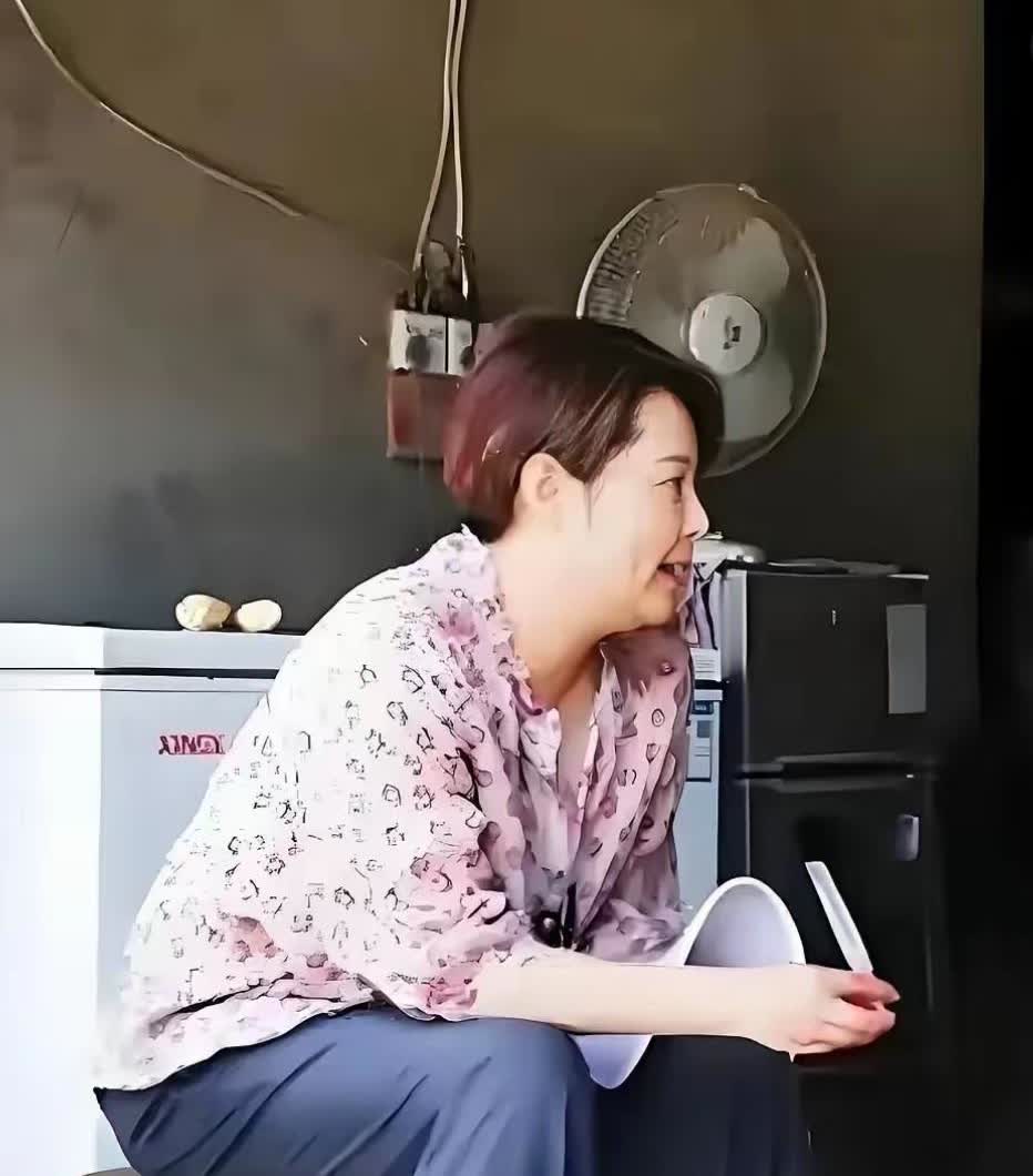 不做明星的袁立完全放飞自我，不用面对镜头，不用身材管理，不用脸部医美，一切都自然
