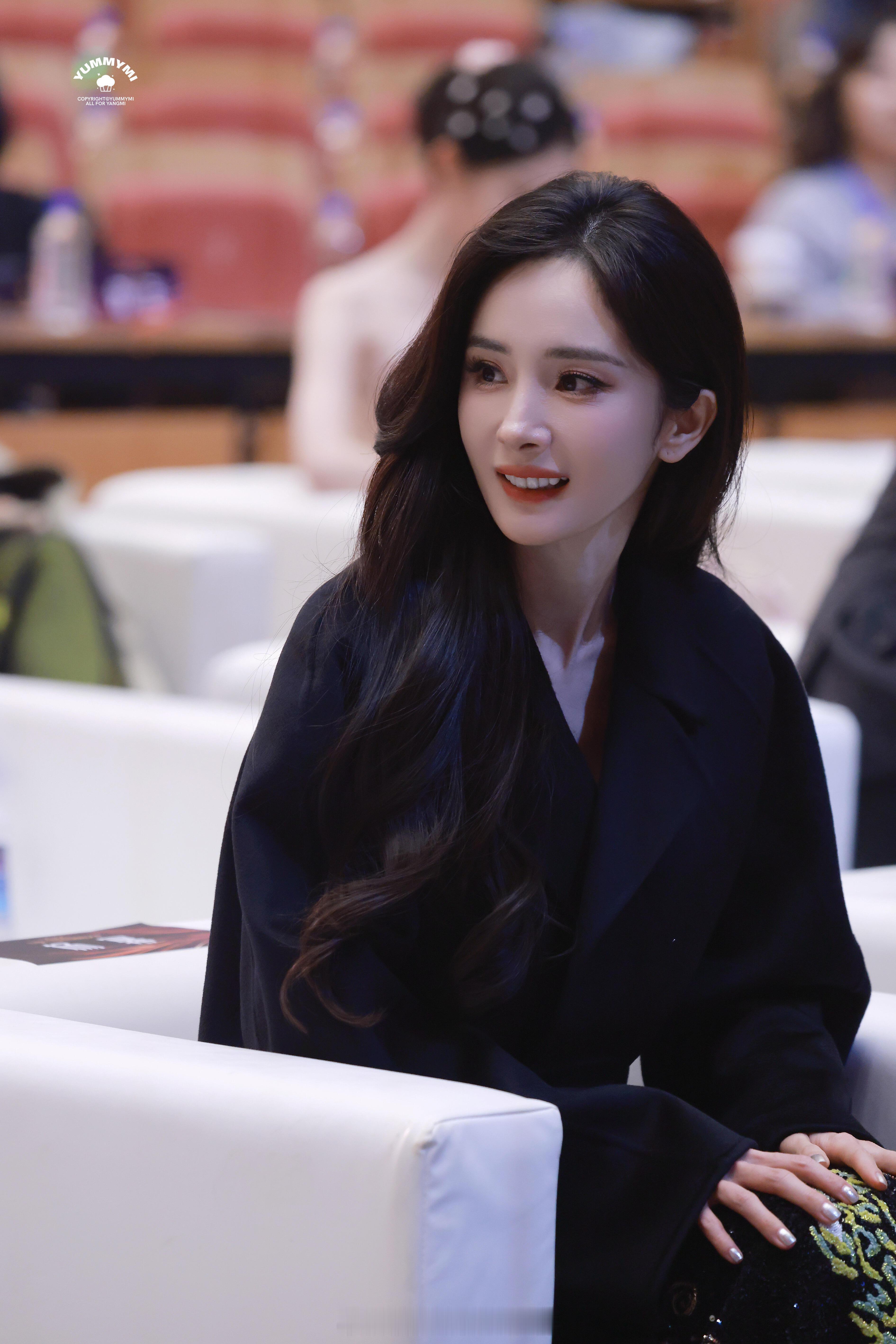 杨幂与白宇周雨彤韩东君打招呼杨幂温柔妈幂级别的俺娘绣绣都美成啥了​​​