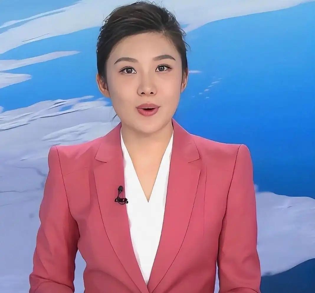 我觉得央视主持人中，郑子可的气质真的挺好的，她优雅端庄，长着一张国泰民安的脸。