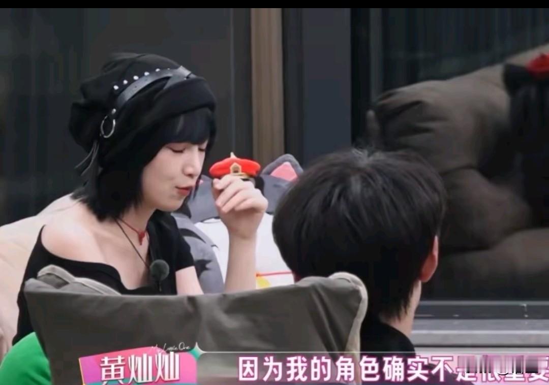 郝蕾说过，娱乐圈里面，人不红就是原罪。黄灿灿拍一部古装戏的时候，带着妈妈一起过去看。因为好奇，妈妈就