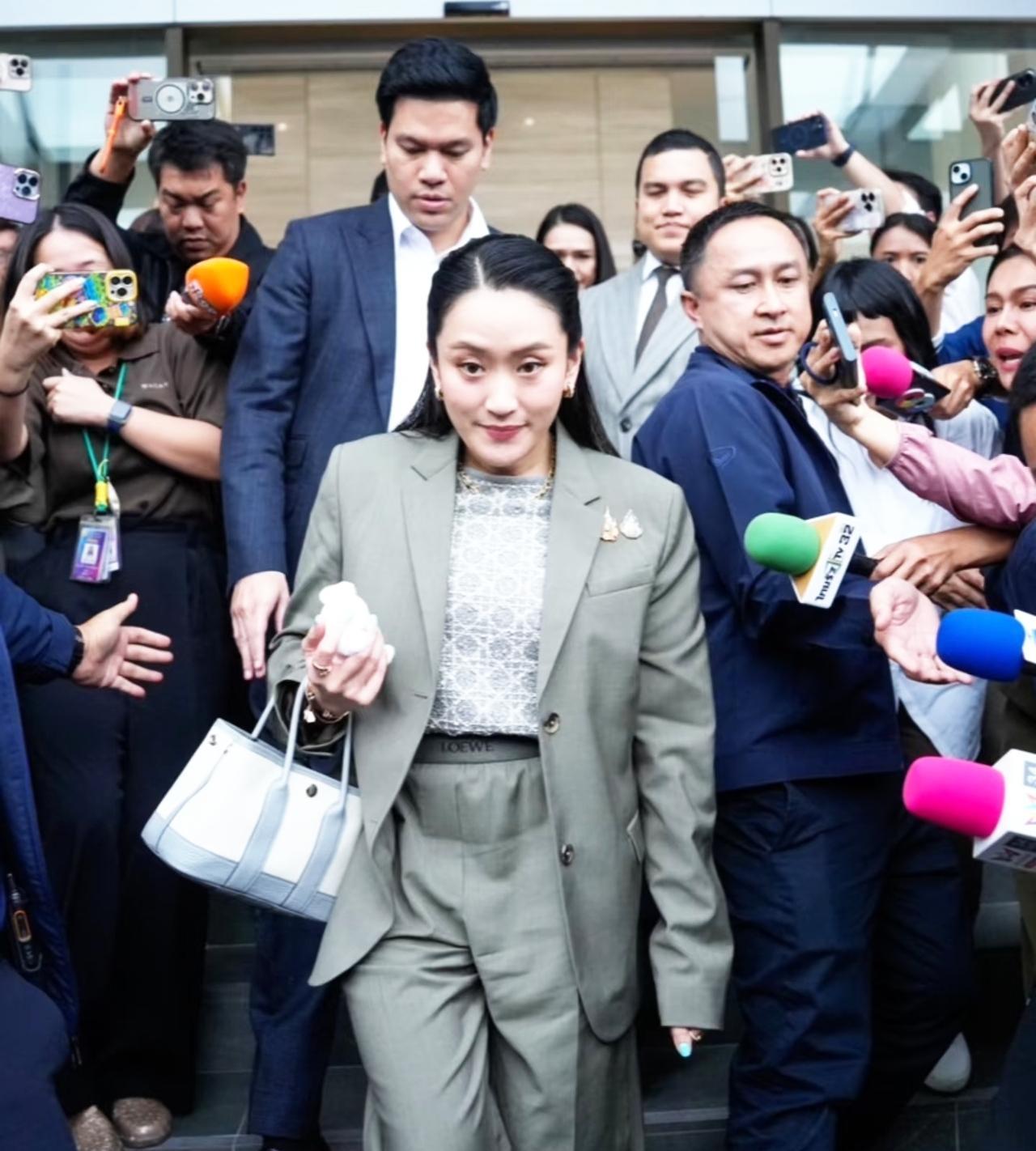 混乱中的泰国，佩通坦又继承了他爸爸他信的权力游戏。新总理上任之前，佩通坦就宣布“