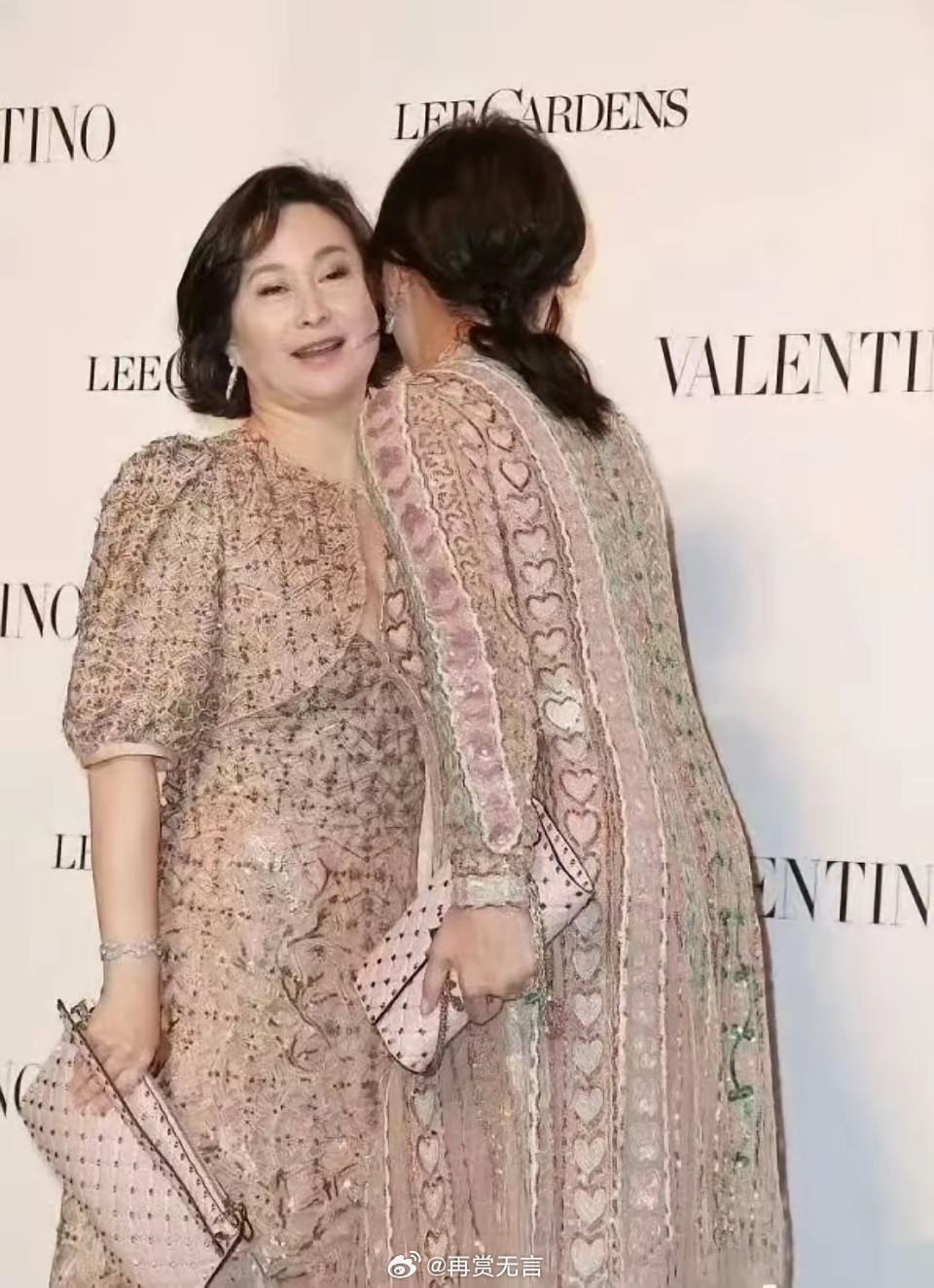 一个是许公子的前妻，一个是许公子的前女友。何超琼刘嘉玲不尴尬吗？