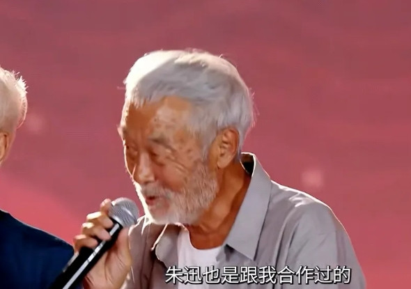 在中国电影导演之夜朱迅感谢田壮壮的视频，我来来回回看了好几遍。我无意对朱迅的语言