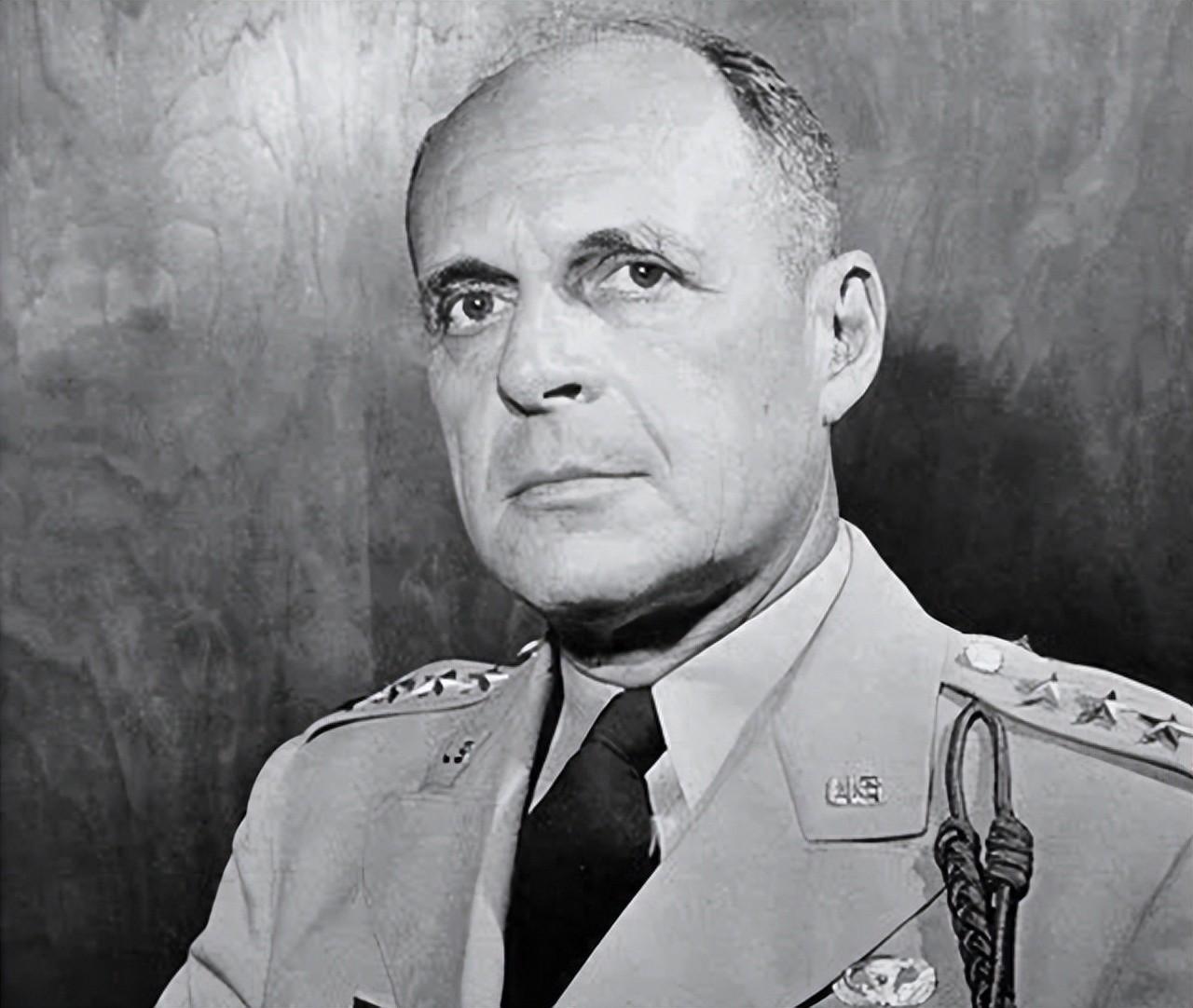 1955年大授衔，李奇微命人将报纸送一份给麦克阿瑟，结果把他气得拍起了桌子：“