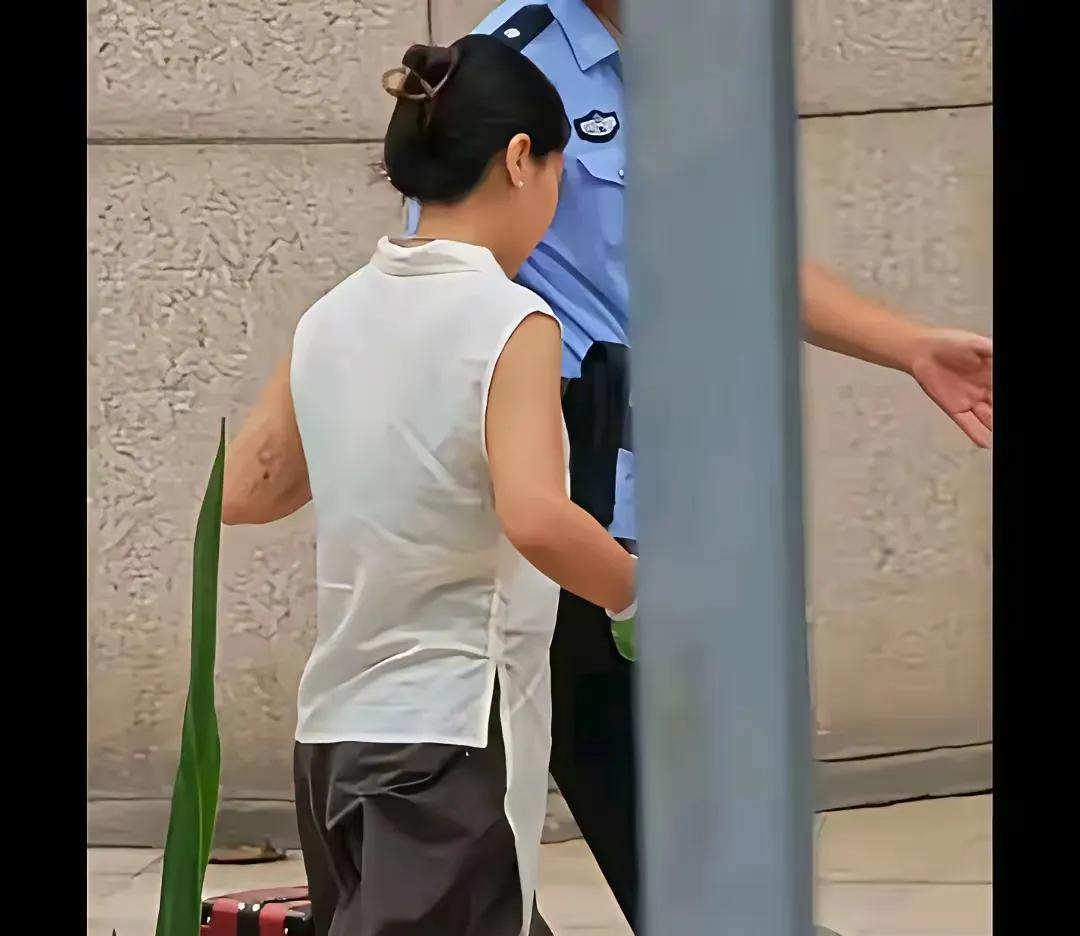 #分享城市新鲜事#磊磊太帅了，迈着坚定的步伐勇敢地出庭？善不善良不了解，但有一点