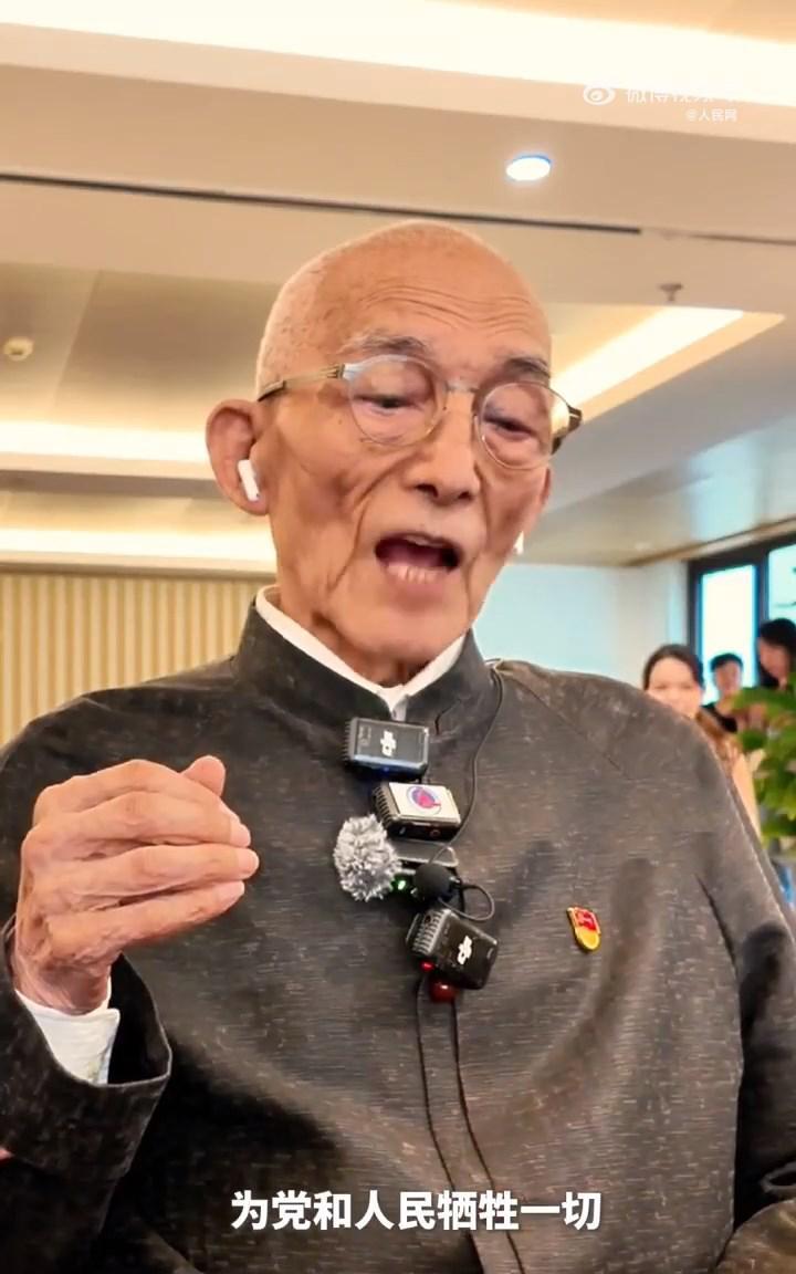 游本昌92岁时入党。周总理的养女孙维世，真心培养、教育游本昌。孙维世是新中国的