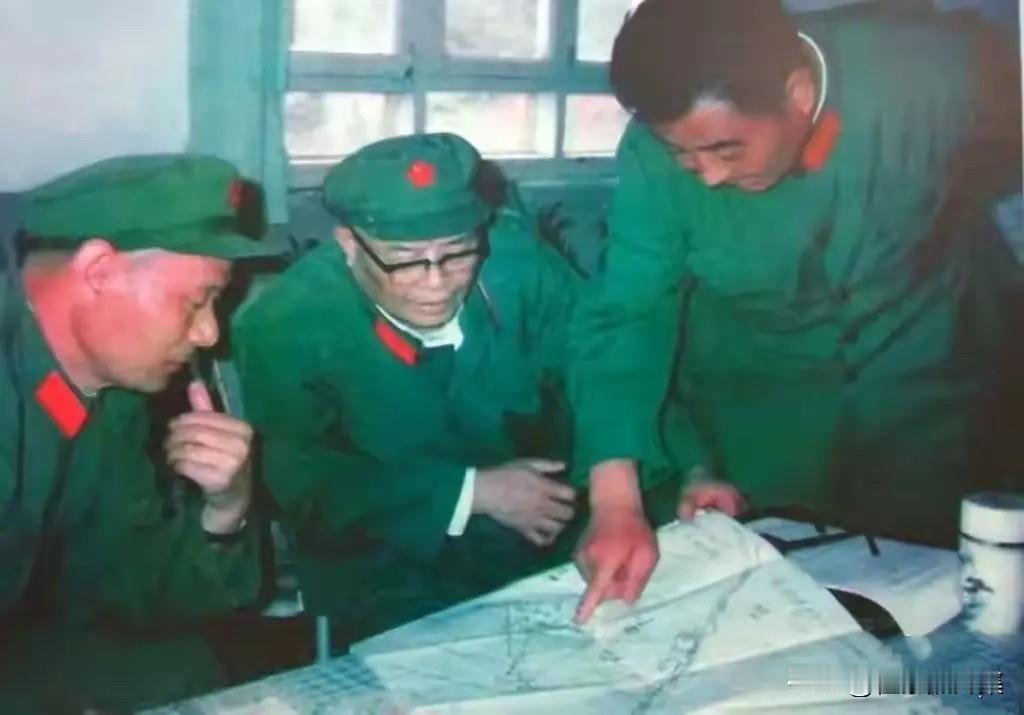 1984年两山次轮战期间，14军军长刘子波（右一）向昆明军区政委谢振华将军（中）