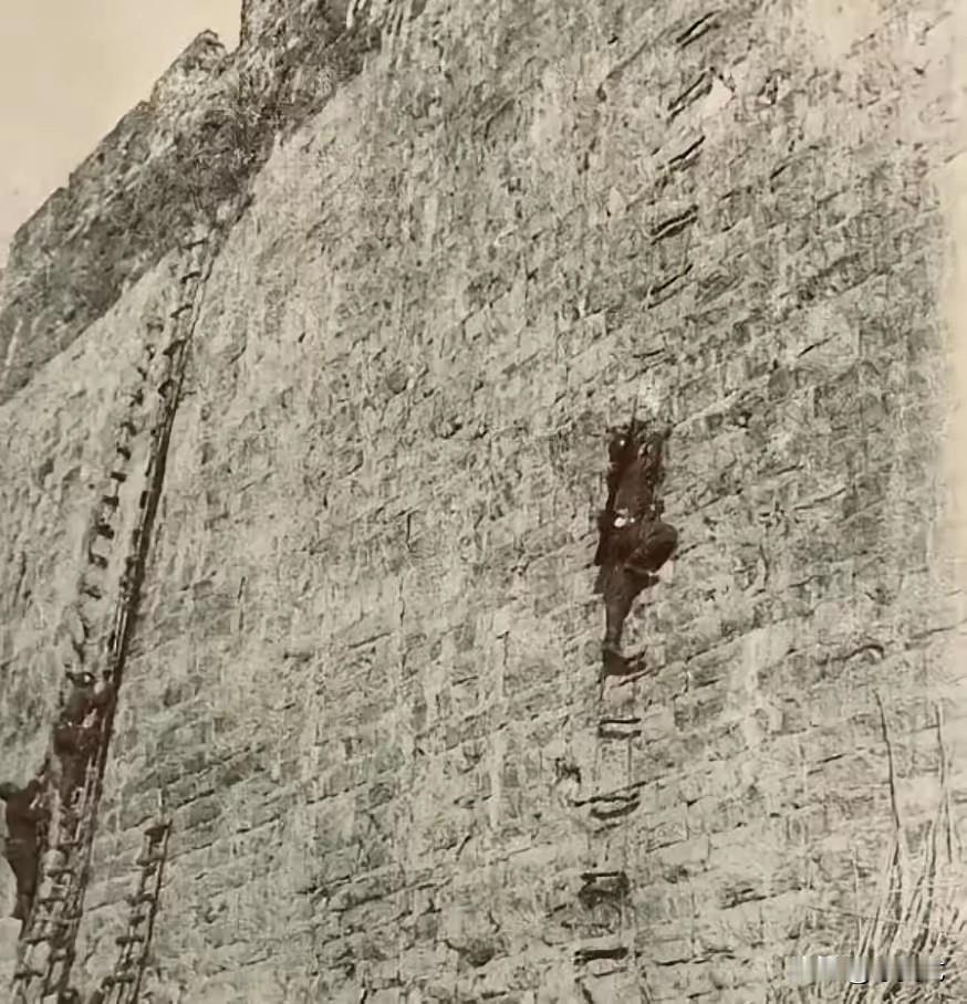 1937年的南京，输就输在，唐生智以为当初朱元璋修的墙，十米高的城垛，厚达18米