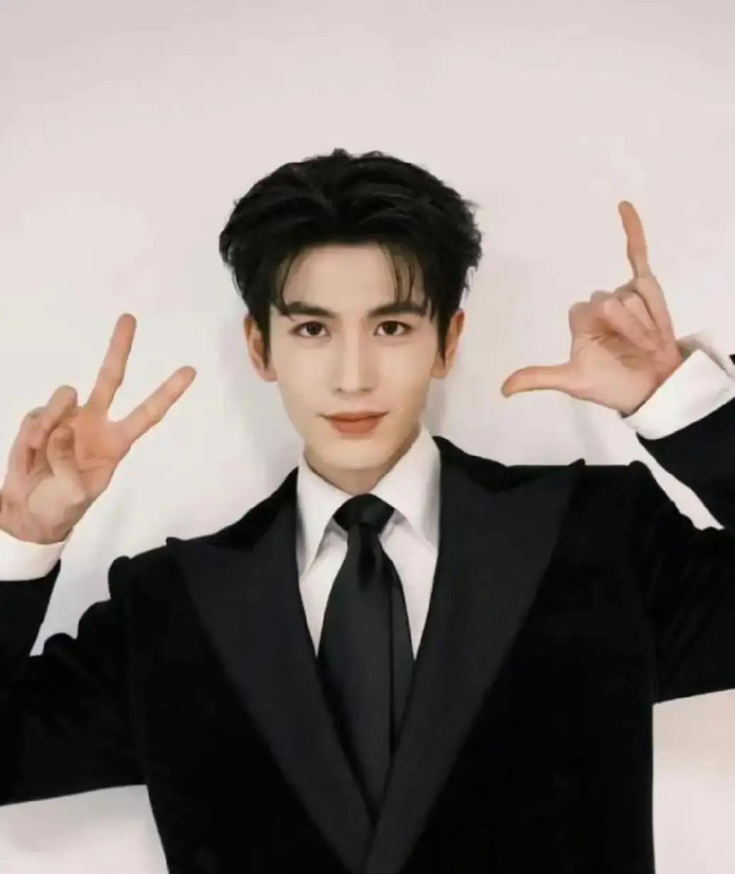 古装美男翻车倒计时？张凌赫一年连拍四部戏，微博粉丝涨到千万，可观众只记得他