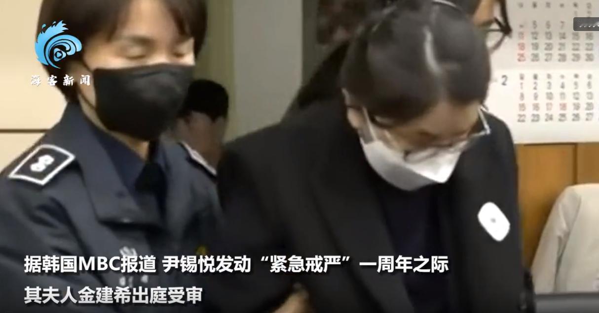 尹锡悦的天都塌了，金建希出庭受审，连自主走路都成了问题，由两人搀扶低头走入法庭。