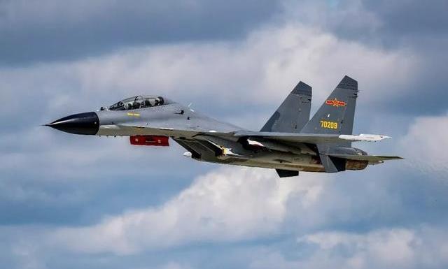 美国飞行员集体懵了！美军侦察机在南海转悠时，迎面而来的中国战机总不是传说中的隐身