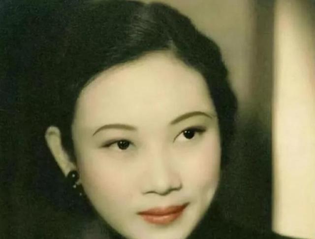 1938年，41岁戴笠借口加班，把秘书余淑衡，带到了卧房，戴笠递给她一杯咖啡