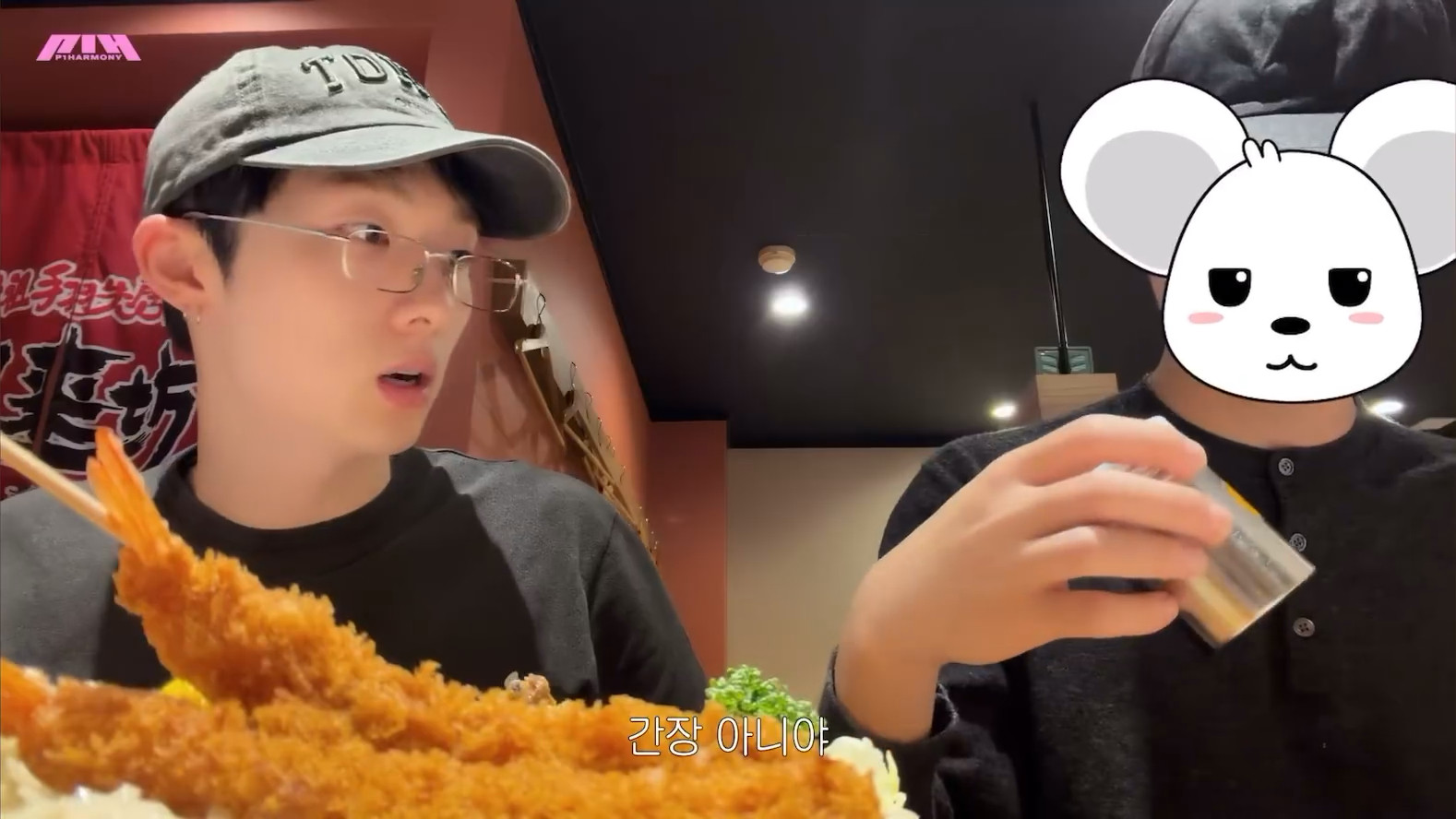 两只小狗和两只老鼠