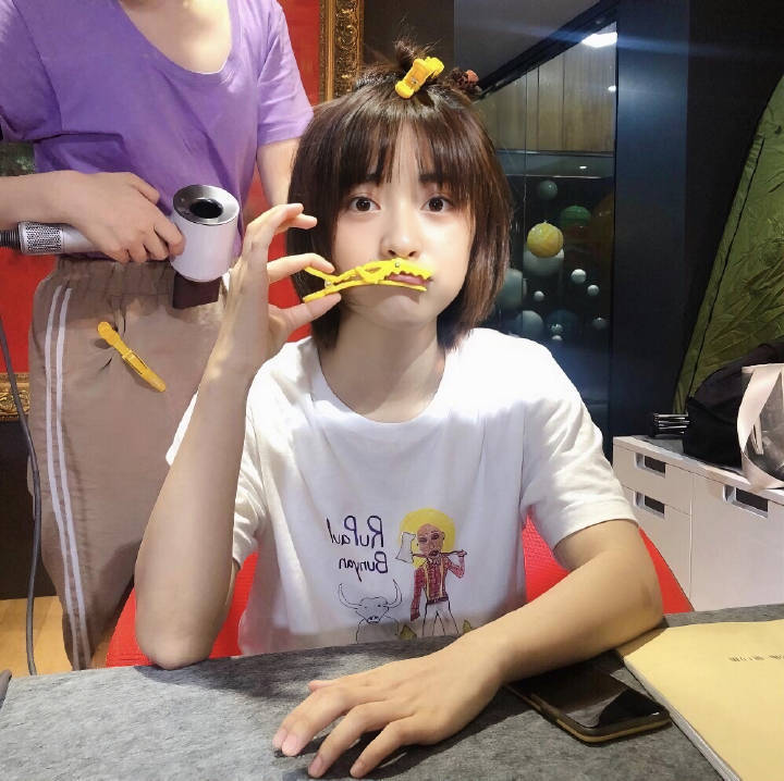 沈月晒8年前照片8年前的月月好萌一只8年后是更温柔更有内容的月月春日心动放映季