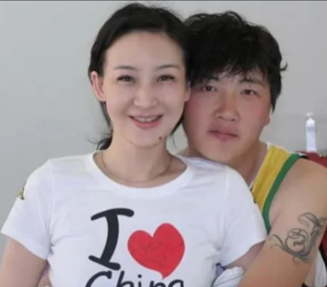 2000年，孙楠被买红妹独特的气质所吸引，相识不到24小时，就向她求婚。婚后，买
