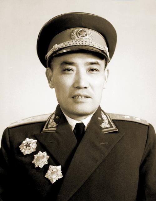 许世友当了18年的南京军区司令员。在这18年里，南京军区的参谋长换了5位，他们也