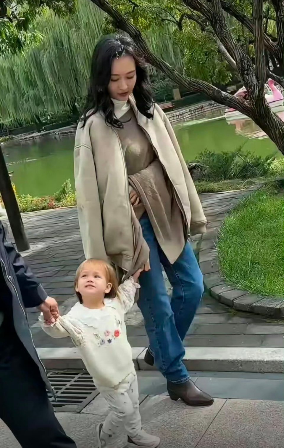 何九华王鸥原来这两口子藏的好深啊，他们几年前就曝过吧，王鸥带孩子看起来好有人妻