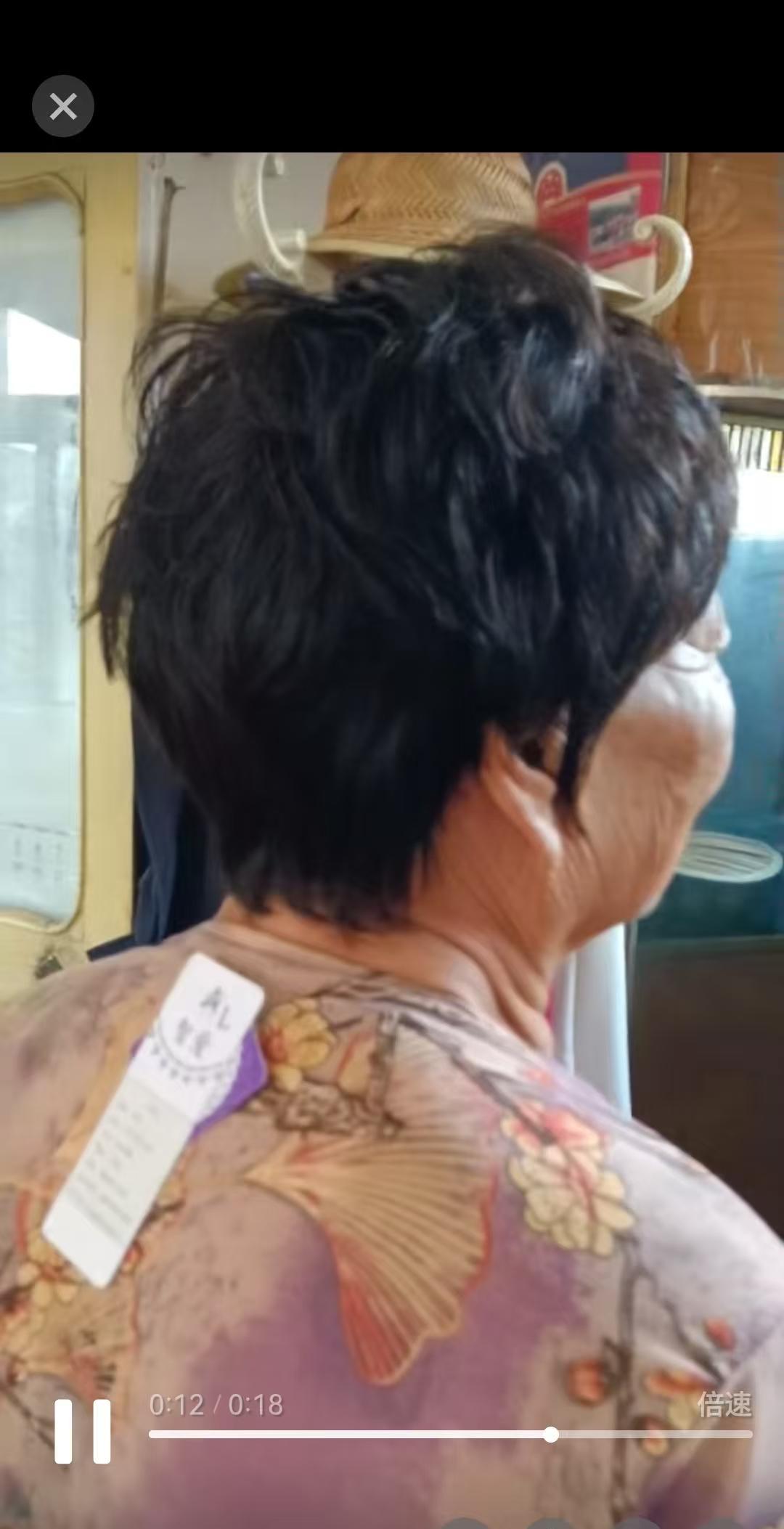 前些日子就跟妈妈聊起来，妈妈说她的头发都白了了，也不想染而且又很稀，很想买个假头