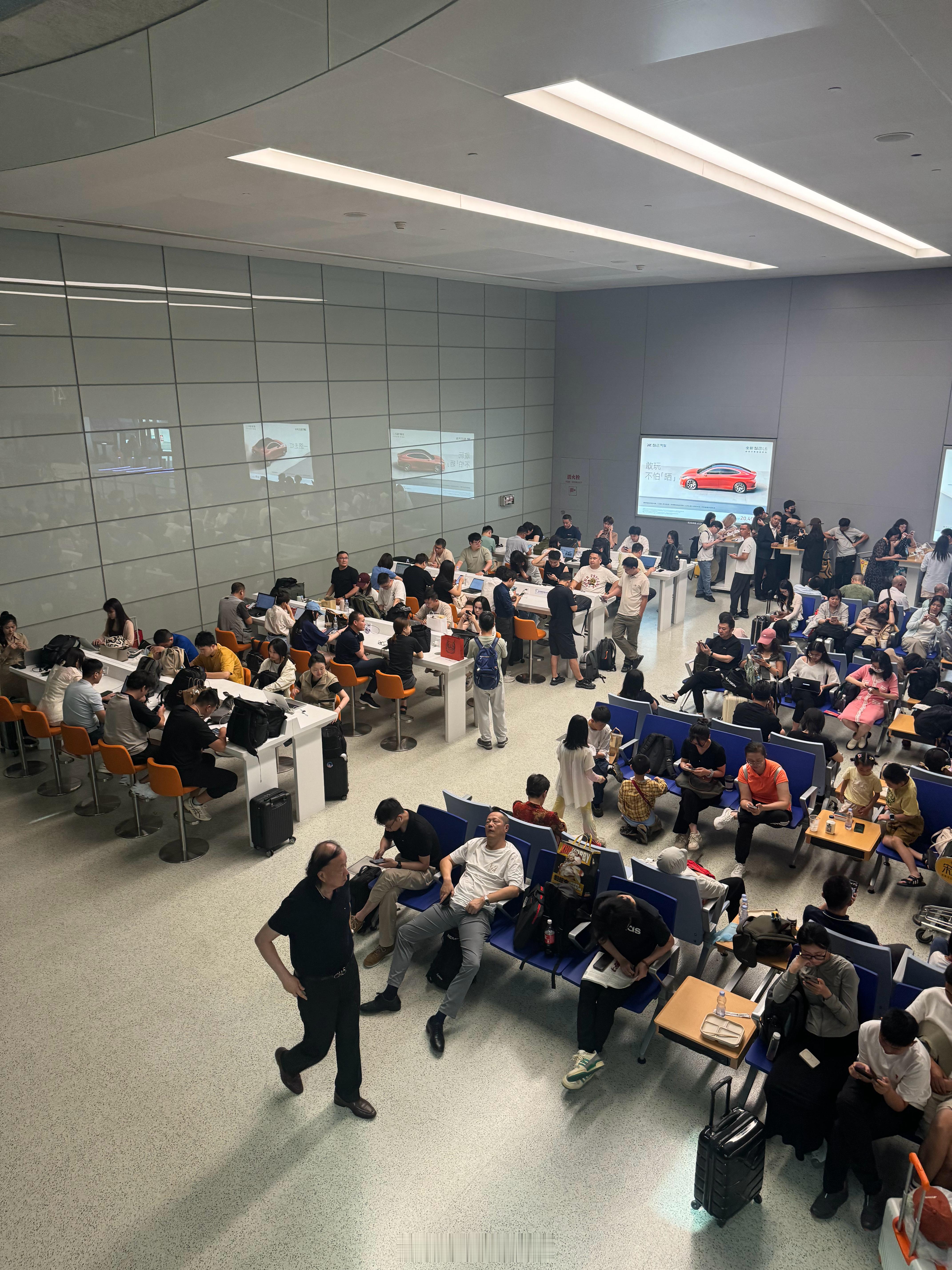 大面积延误后的机场，这场面就跟网吧似的[捂脸哭][捂脸哭]​​​