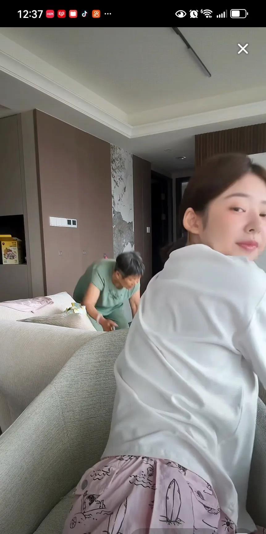 黄一鸣说我可不是私生女，我刚出生我妈和我爸就离了婚，我读大学的时候忽然有一天接到