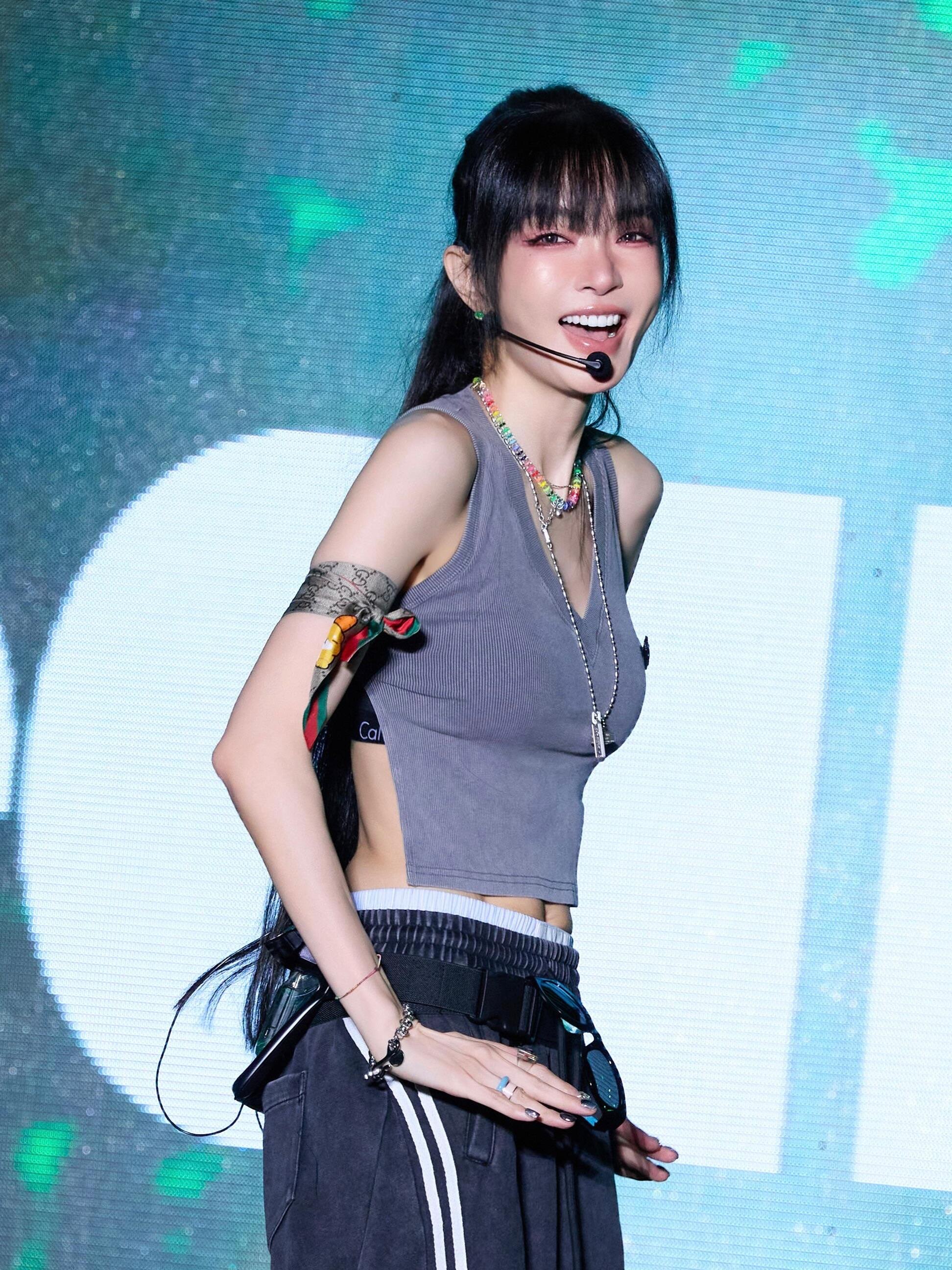 50多岁的谢金燕复出，状态看着跟二十多岁少女一样！一开始还以为是靠修图、医美维持，直到刷到她主页分享