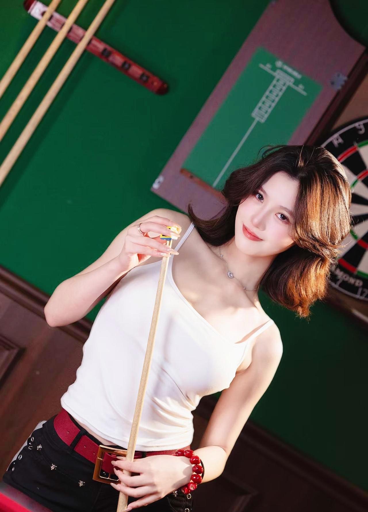 《雅戏佳人》翠案红台落照柔，青丝漫卷胜风流。纤指轻衔牌影俏，一杆斜倚占鳌头。