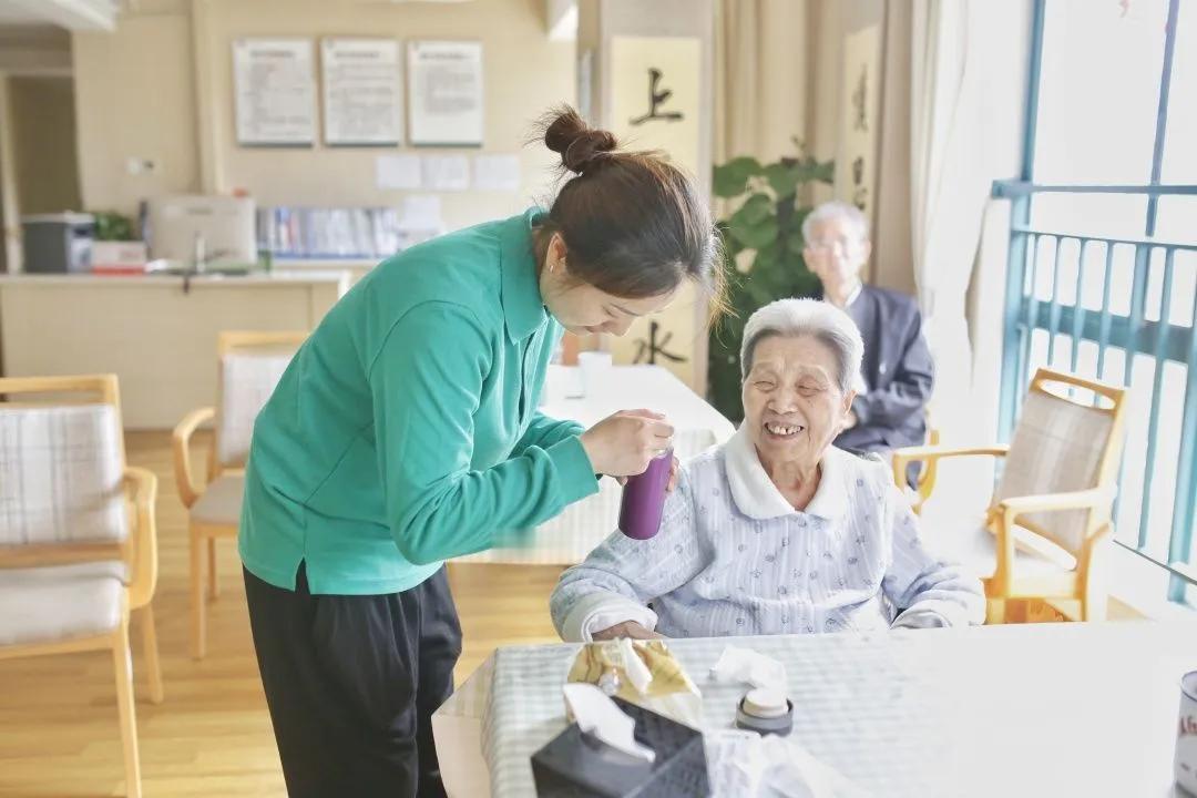 选社区养老还是养老院？这样选准没错社区养老和养老院养老都是现在主流的养老方