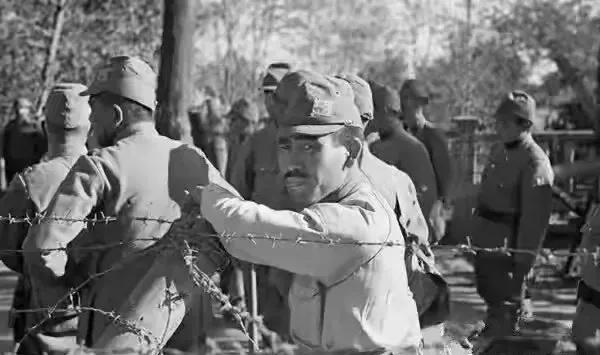 1937年美国人拍的上海日军图片，张张都把日军凶残猥琐丑陋的嘴脸暴露无遗。比如马