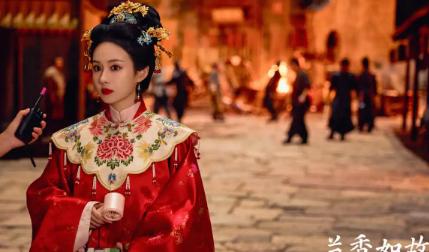 又出圈了。一个特别出演，戏份不到十分钟，把40集大女主剧的热搜全占了。郑