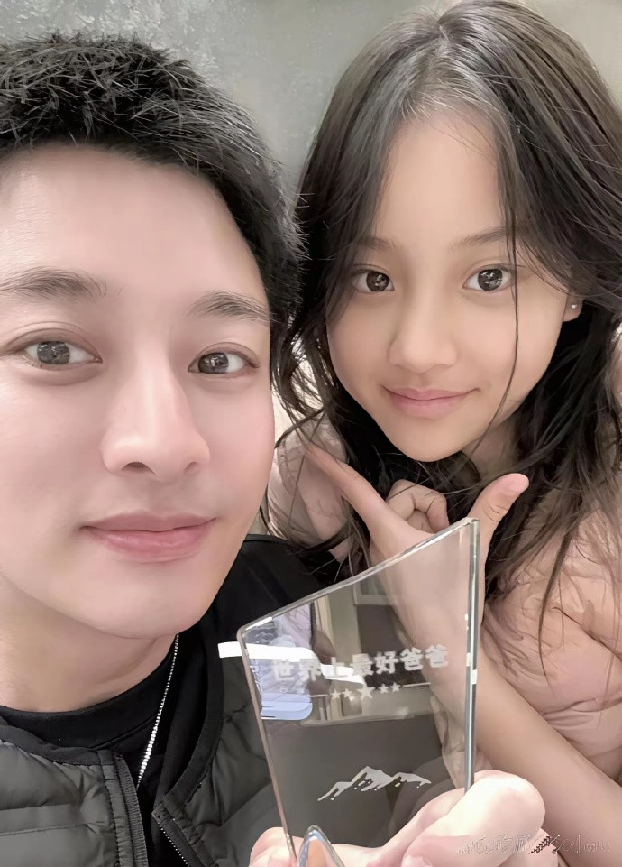 甜馨太会长了，这不是拥有爸爸的帅气，妈妈的甜美哈哈，就像贾乃亮戴了个假发吗？